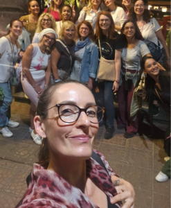 Ballare nel mondo è la strada più luminosa per conoscere, imparare, viaggiare e mettersi in discussione. Chapeau a Nicoletta Bussi e alle sue “colleghe”